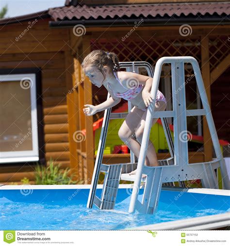 Muchacha Del Ni O En Bikini Rosado Cerca De La Piscina Verano Caliente Foto De Archivo Imagen