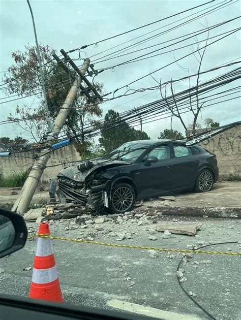 Carro De Luxo Bate Em Poste No Bairro Belvedere Fotos Minas Gerais G