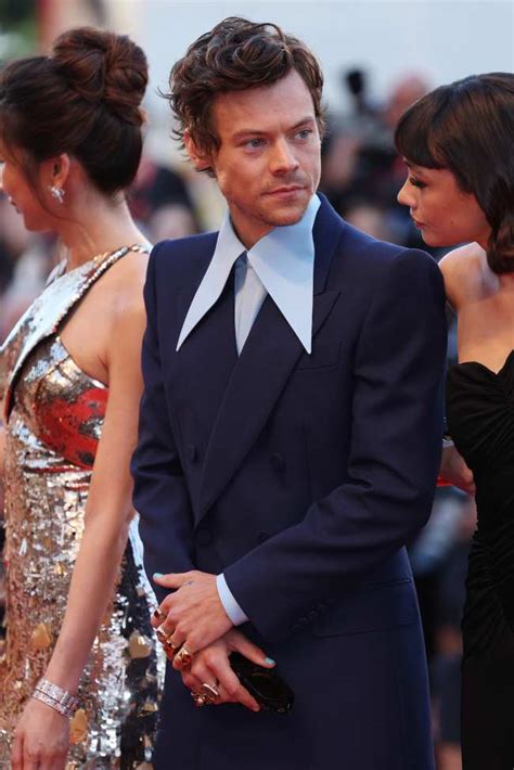 Harry Styles Y Olivia Wilde Llegan Al Festival De Cine De Venecia Vestidos De Gucci Qqcq