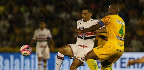 Diego Souza marca em Mirassol e São Paulo vence a primeira no ano