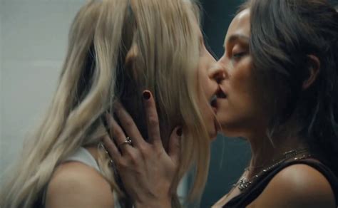 Gabbriette Bechtel Chase Sui Wonders Lesbian Scene In I Know What You Did Last Summer AZNude