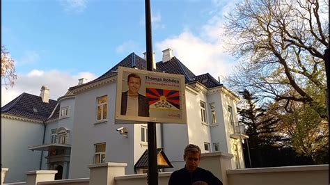 Thomas Rohden Radikale H Nger Valgplakater Med Tibets Flag Op Foran