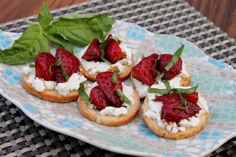 Balsamic Strawberry Bagel Bruschetta The Spiffy Cookie