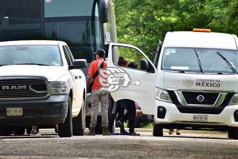 Tras persecución en Acayucan aseguran autobús con 110 migrantes y