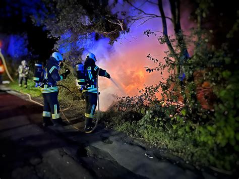 Vermeintlicher Lagerhallenbrand Entpuppt Sich Als Brennender Wohnwagen