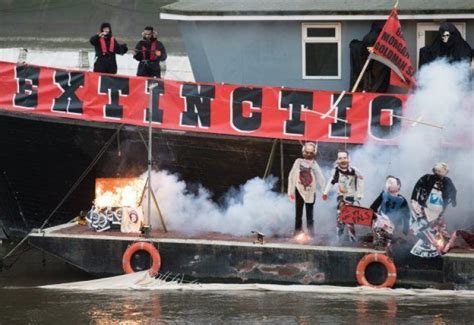 El hijo del mánager de los Sex Pistols quema la obra del grupo como protesta