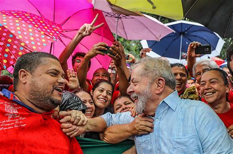 Artigo Lula tem enfrentado artilharia pesada e resistido Opinião