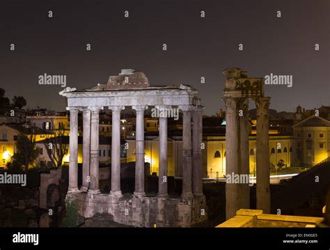 Parte Del Templo De Saturno Y El Templo De Vespasiano Y Tito Ruinas En