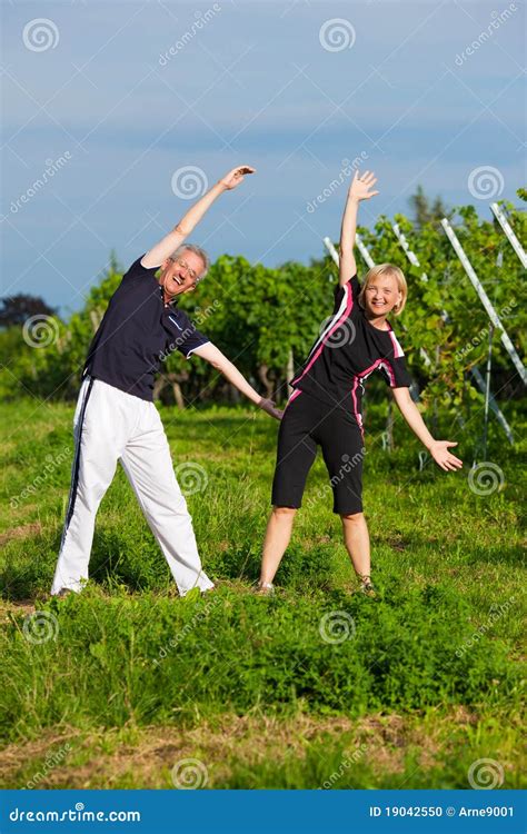 Coppie Mature Che Fanno Sport All Aperto Fotografia Stock Immagine Di Pensionati Vigna 19042550