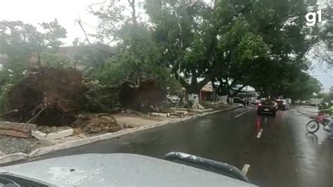 V Deo Tempestade Provoca Estragos E Deixa Parte Da Cidade Sem Luz