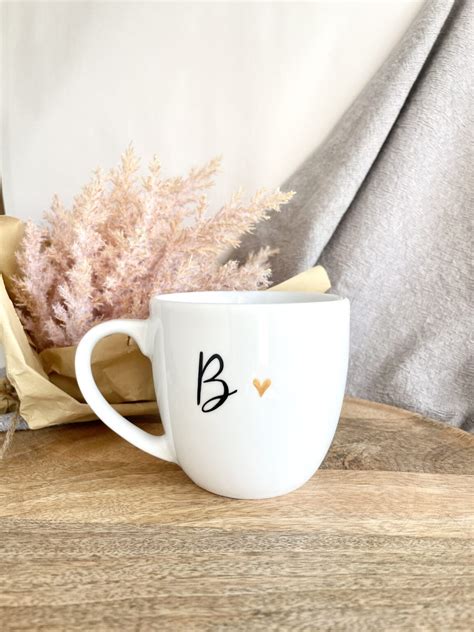 Kubek z literą monogramem 300 ml ręcznie zdobiona porcelana Kika