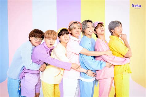 Btsの“家族写真”が公開。デビュー8周年を祝したfestaをスタート。 Vogue Japan