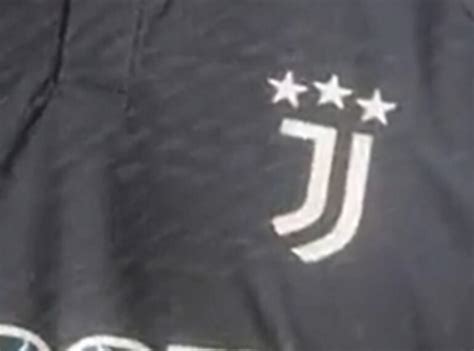 Juventus Presentata La Terza Maglia Per La Stagione