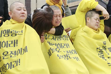 세월호 유가족 52인 삭발 “박근혜 돈으로 가족 능멸했다”