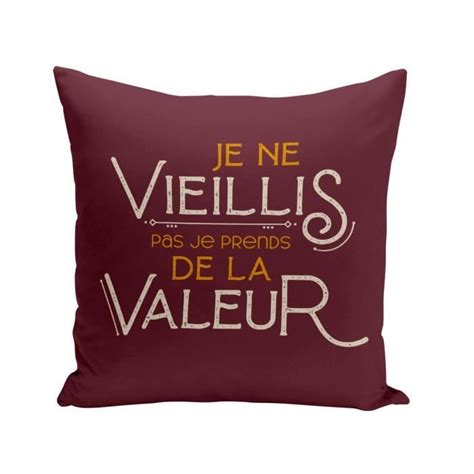 Coussin Rouge X Cm Je Ne Vieillis Pas Je Prends De La Valeur Humour