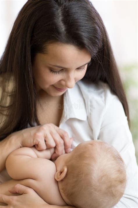 Allattamento Al Seno Del Bambino Madre Che Tiene Il Suo Bambino Neonato