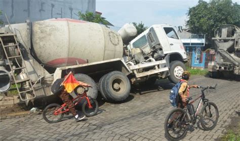 Kecelakaan Truk Molen Terguling Di Permukiman Bulusan Semarang Akses