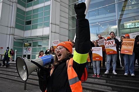 Nova Greve De M Dicos No Reino Unido Em Meio A Colapso No Sistema De