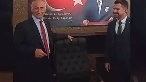 Devir teslim töreninde ilginç anlar CHP li eski başkan koltuğunu