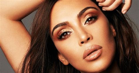 Bez Photoshopa i filtrów Paparazzi udostępnili pikantne zdjęcia Kardashian w czarnym bikini