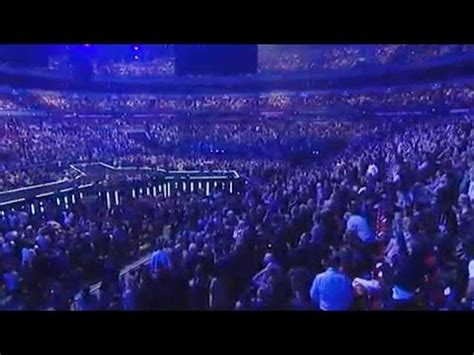 Thousands pack the pews at NYC's Hillsong megachurch - YouTube