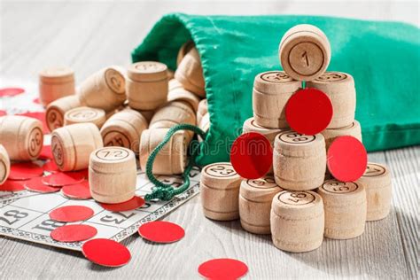 Le Loto En Bois Barrels Avec Le Sac Les Cartes De Jeu Et Les Puces