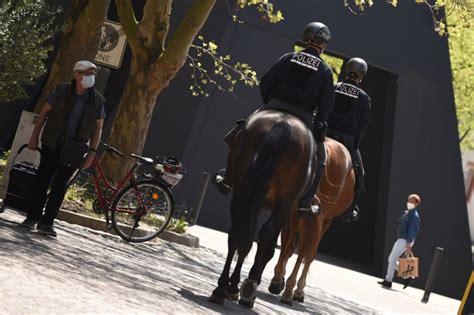 Reiterstaffel der Polizei kontrolliert Corona Regeln in Lörrach