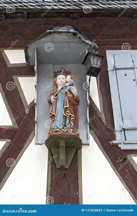 La Estatua De La Virgen Mar A Y Muchachos De Jes S En La Pared Externa