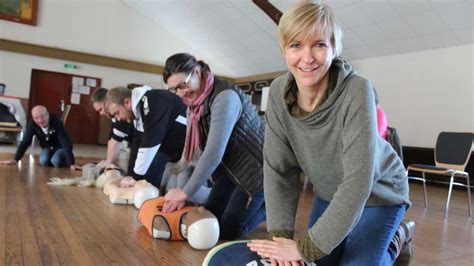 SV Schwitschen Schult Mitglieder Im Umgang Mit Dem Defibrillator