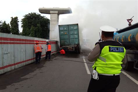 Truk Kontainer Terbakar Di Tol Cikampek Lalin Tersendat