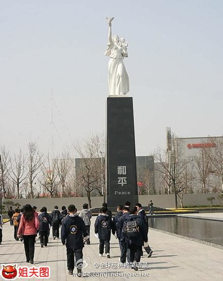 某一中学新建一雕塑 少女左手捧书右手举 高清图片，堆糖，美图壁纸兴趣社区