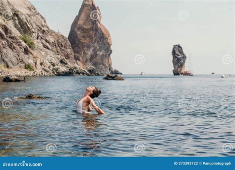 Fitness De Mar Femenino Mujer Feliz Con Un Bikini Blanco Haciendo Pilates En El Mar En La Playa