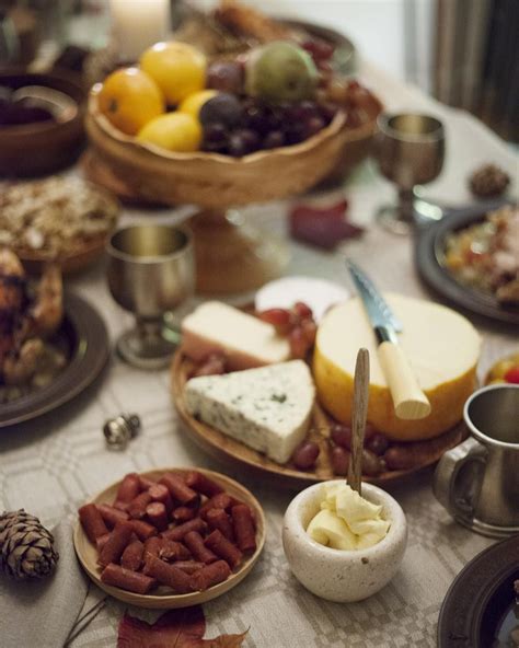 Sagosystrar on Instagram: “A medieval feast 😋 / @nevnarien #medieval #feast #food #banquet”