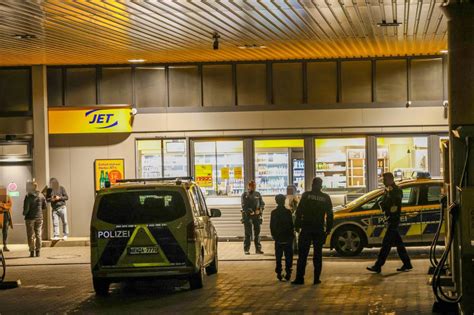 Tankstelle in Aachen überfallen Polizei fahndet mit Hubschrauber nach