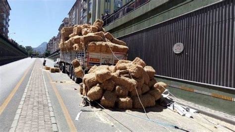 Dökülen Saman Balyaları Yolu Trafiğe Kapattı