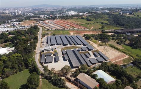 Maior usina de energia solar do país em formato carport é inaugurada em