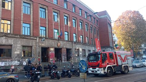 Incendio Al Liceo Linguistico Virgilio Di Milano Evacuata L Intera Scuola