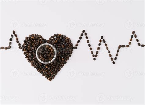 creativo diseño con corazón forma hecho de asado café frijoles y café