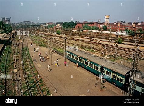 Howrah Railway station Stock Photo - Alamy