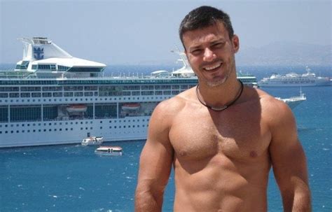 Ator gay da Globo se descontrola e parte pra cima de fã que disse ter pena por ele ser assim