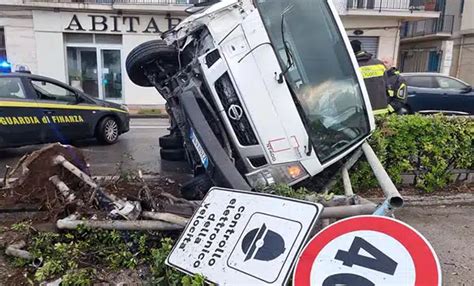 Lungomare Marconi Camion Dei Rifiuti Si Ribalta Autista Ferito Ha