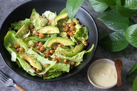 Ensalada César con Crutones De Garbanzo Asado Picante Veggie Fest