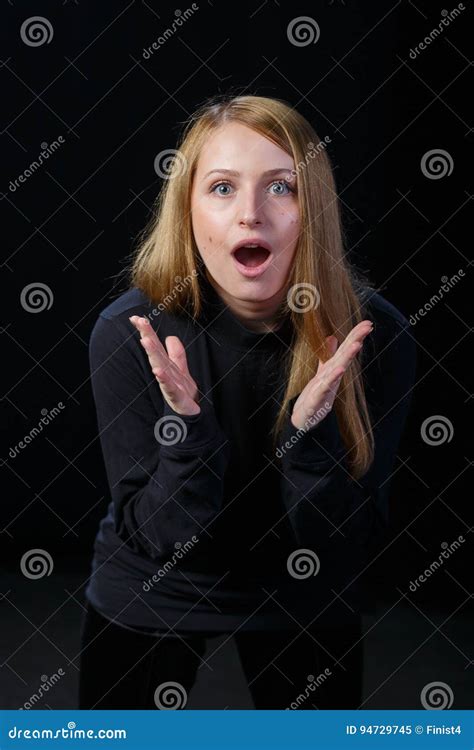Blonde Joven Sorprendido Separarse Las Manos En Los Lados Imagen De Archivo Imagen De Hembras