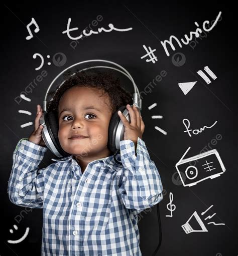 Fondo Retrato De Un Lindo Niño Afroamericano Con Placer Escuchando