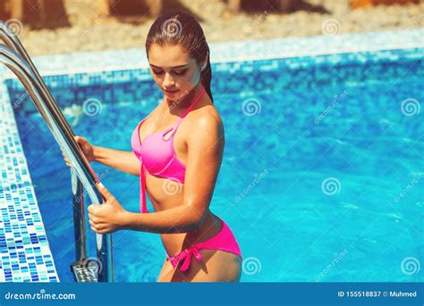 Foto Di Una Bellissima Modella Di Bikini Donna Sexy E Bagnata Con Un