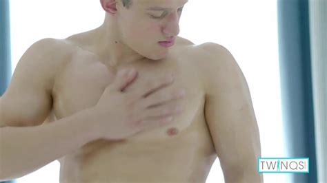 Big Luke 在独奏剪辑中摩擦她的胸肌球和漂亮的剃光鸡巴 Pornhub Gay