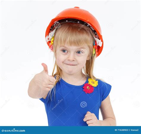 Petite Fille Blonde Drôle Avec Deux Queues Dans Le Casque Orange Image stock Image du mignon