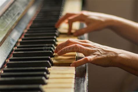 Acercar Los Dedos De Una Pianista Mujer En Las Oxidado Llaves Del Piano