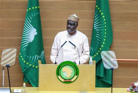 Macky Sall cède la Présidence de l UA à Azali Assoumani aBangui Photos