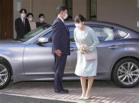 Japan S Princess Mako Marries Commoner Loses Royal Status